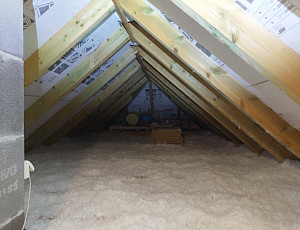 Zateplení stropu rodinného domu pomocí foukané izolace